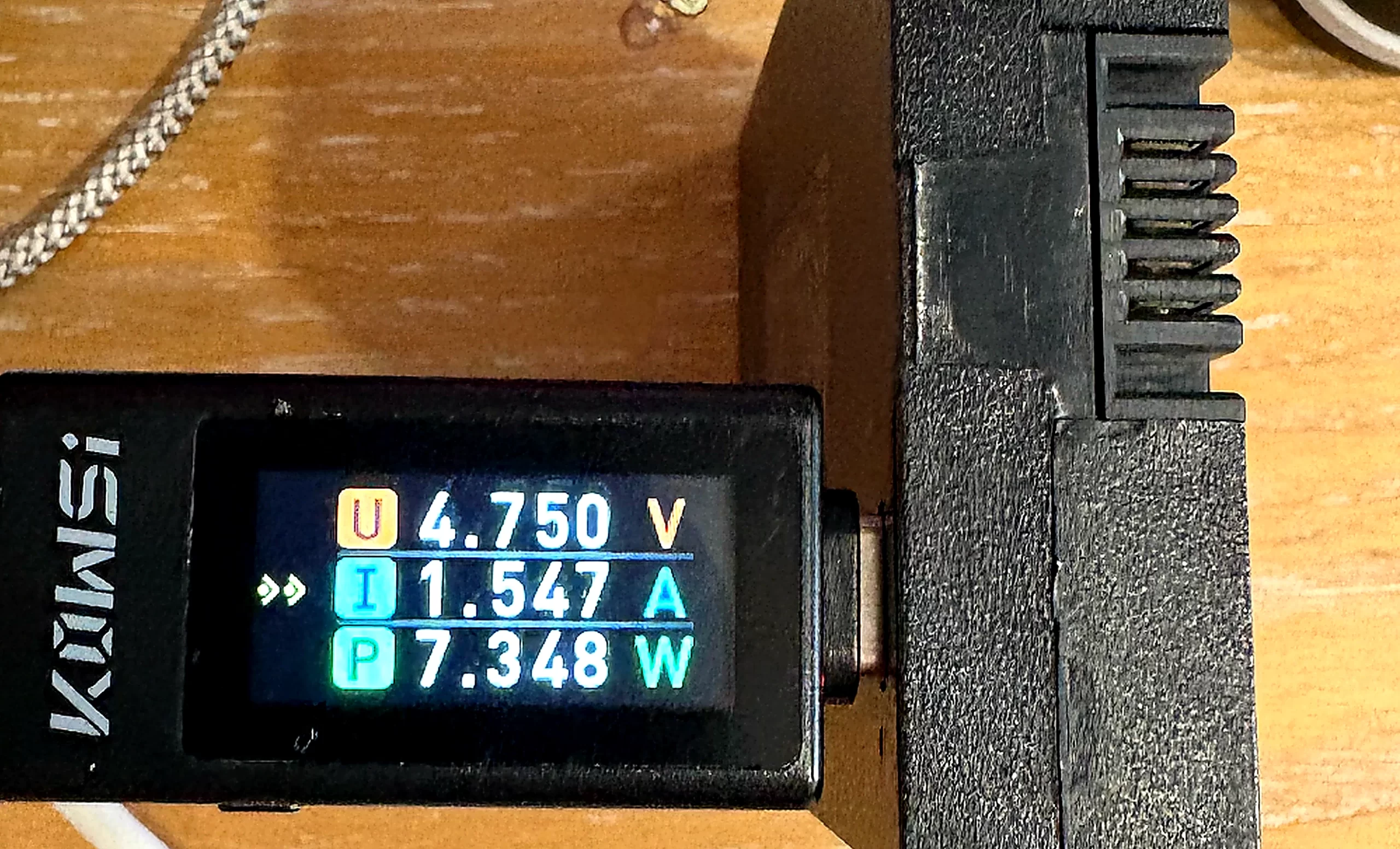 USB電壓電流測試器檢查電子鎖鋰電池充電狀態